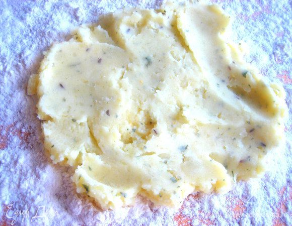 Кладём на муку часть "теста".