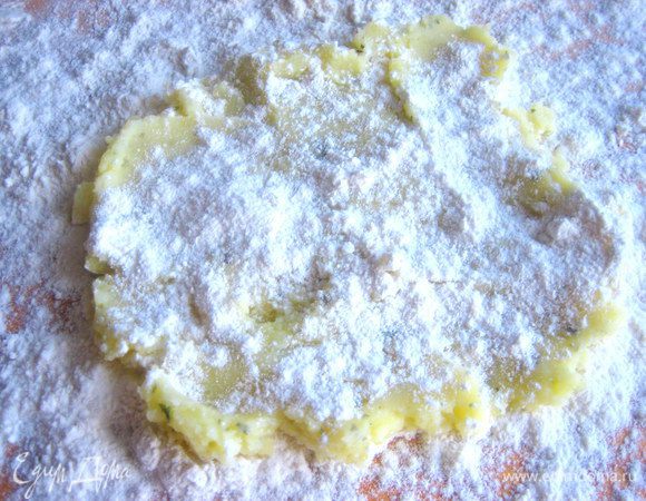 Сверху тоже присыпаем муки.