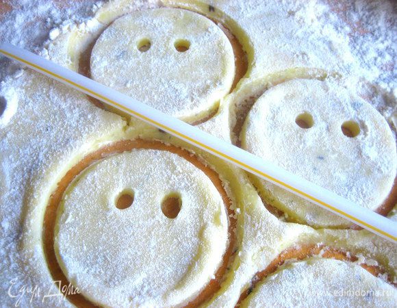 Широкой коктейльной трубочкой вырезаем "глазки",просто проворачивая трубочку в тесте.