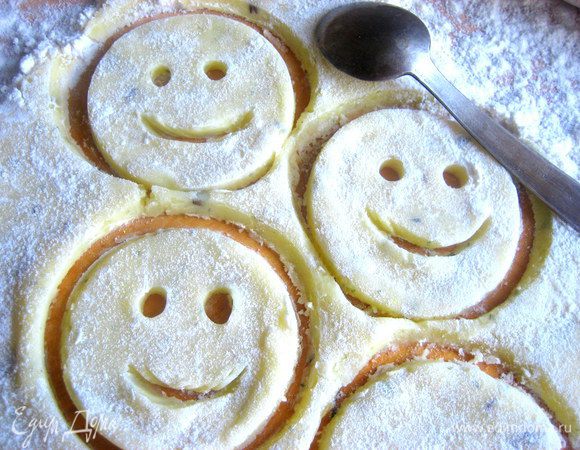 Чайной ложкой намечаем улыбку,слегка раздвинув тесто,чтобы был просвет)))