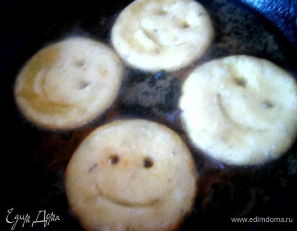 Теперь самое ответственное! С помощью лопатки надо перенести нежное тесто в разогретое масло. Если смайлик развалился по пути-не беда))) Скомкайте тесто и снова на раскатку)))