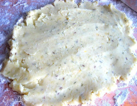 Остальное тесто-пюре раскатываем и продолжаем тренироваться в вырезании смайликов)))