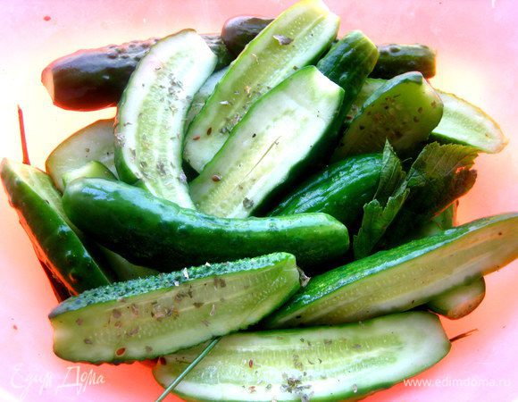 Очень рекомендую с малосольными огурчиками-прекрасное сочетание)))...http://www.edimdoma.ru/retsepty/44604-malosolnye-ogurtsy-vsuhuyu