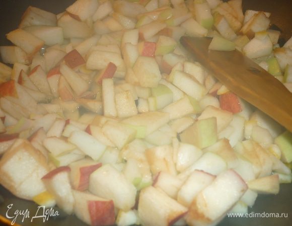 Яблочки...чем кислее, тем вкуснее...крошим мелко. цедру лимона тоже можно просто порезать. все отправляется в сковородку на огонь. в принципе, яблоки и на тёрке можно, но с кусочками интереснее. да, плеснем в сковороду водички. все начнет шкворчать-ворчать. яблочки слегка проварятся, станут мягкими