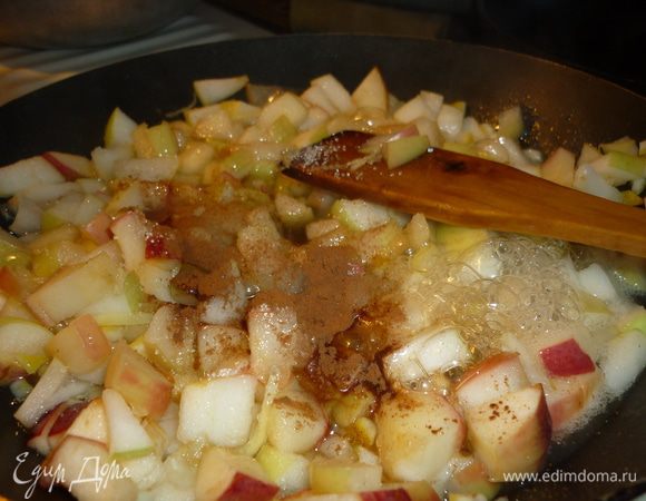 Так, яблочки уже пропарились, но еще держатся в кусочкаах. быстро к ним насыпаем ванильный сахар, корицу, сахар-песок и крахмал. затаив дыхание от неуемных ароматов, активно перемешиваем и снимаем с огня. 