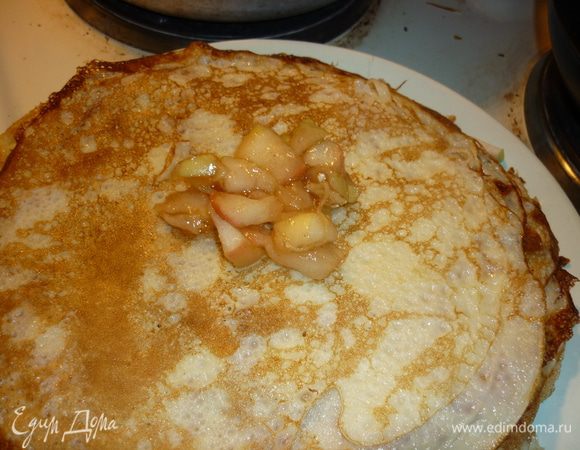 На загрузку предыдущего шага у меня ушло 1 час 40 мин при быстром интернете. так что теперь действуем еще быстрее. начинку заворачиваем в блинчик, накладывая ее на обжаренную сторону. предпочитаю делать это классическим конвертиком, т.к. новомодные блинные мешочки смотрятся красиво, но есть их неудобно. обжариваем слегка конвертики. а теперь немножко остудить и наслаждаться. в дуэте с имбирным чаем получается двойное наслаждение