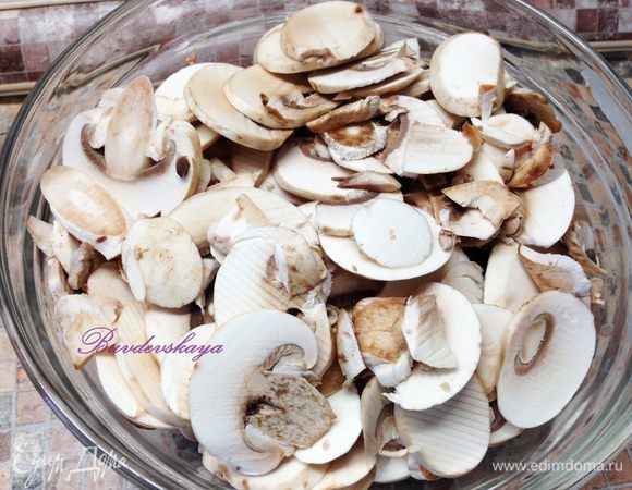 Шампиньоны вымыть, обсушить  и нарезать ломтиками.