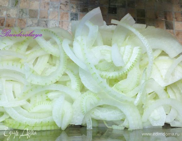 Лук вымыть, очистить и нарезать полукольцами.