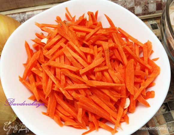 Морковь вымыть, очистить и нарезать тоненькими брусочками.