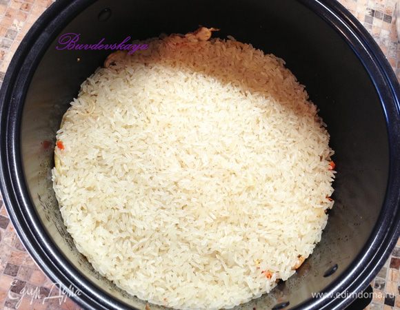 Рис промыть до прозрачной воды и выложить сверху на овощи. Разровнять рис, воткнуть зубчики чеснока и залить водой.  Выбираем режим "Плов" и ставим готовиться на 1 час. После окончания программы, открыть мультиварку и хорошо перемешать плов. При необходимости поставить на "Подогрев" минут на 10-15. ENJOY !