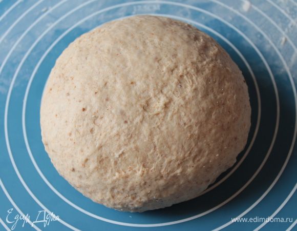 Тесто нужно месить минут 10 быстрыми движениями - оно должно стать эластичным.

Скатать тесто в шар, поместить в слегка посыпанную мукой  миску, закрыть полотенцем и оставить подходить на 60 минут.