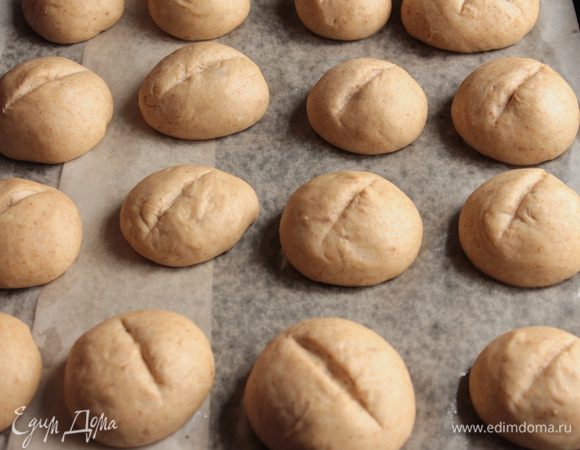 Формируем булочки. Противень выстилаем  бумагой для выпечки. Выкладываем булочки, накрываем полотенцем и даем 30 минут постоять.
Заранее разогреть духовку до 200 градусов, поставить противень  и выпекать около 35-40 минут, до приобретения характерный цвета. 
