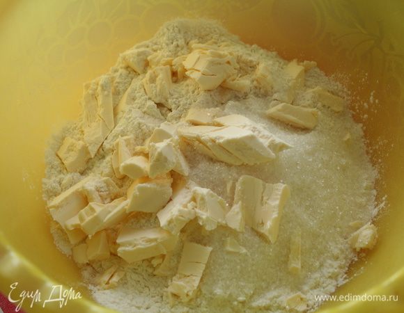 Смешиваем муку и сахар, добавляем масло и рубим вместе,должна получиться мелкая крошка. 