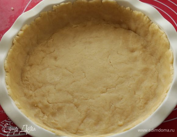 Выкладываем тесто в форму. Убираем в холодильник  на 30 минут. 