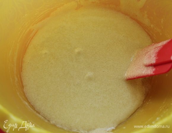 Тем временем готовим начинку. Желтки растираем с сахаром.