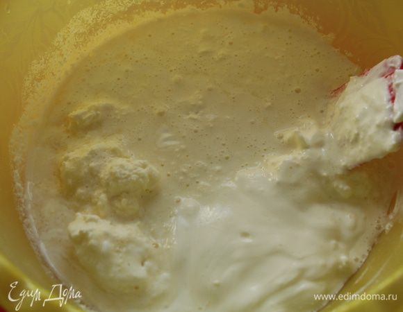 Добавляем сметану, творожный сыр и маскарпоне. Тщательно размешиваем, до однородности. 