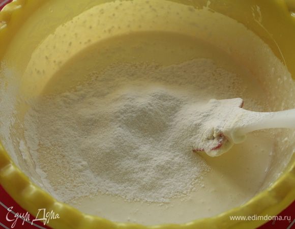 Добавляем муку. Если муку не положить,  начинка получится слишком воздушной и нежной, это будет в суфле и будет сложно разрезать . Если  муки положить больше, то начинка потеряет нежность, станет  плотной. Тщательно перемешиваем. 
