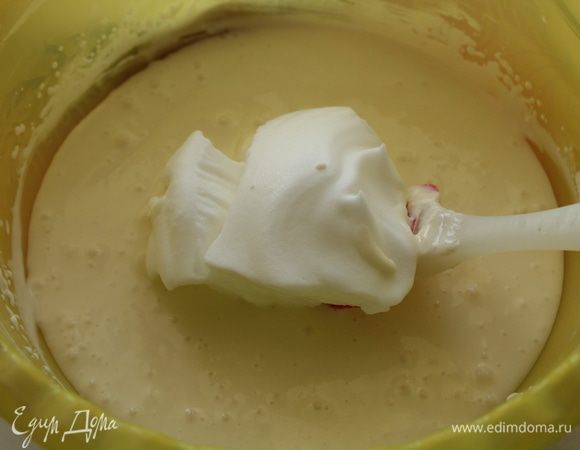 Белки взбиваем до плотной устойчивой пены. Порциями (за 3-4 подхода) аккуратно вводим их в творожную массу. 