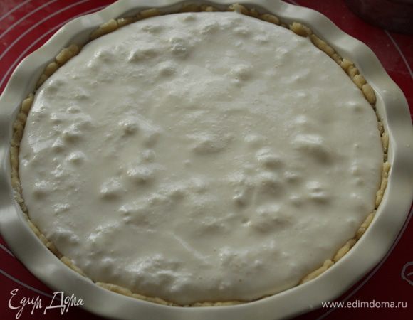 Достаем  песочный корж, выливаем на него начинку. Аккуратно покачиваем форму из стороны в сторону, чтобы начинка легла ровно. Отправляем пирог в предварительно разогретую до 220 градусов духовку на 25-35 минут. 