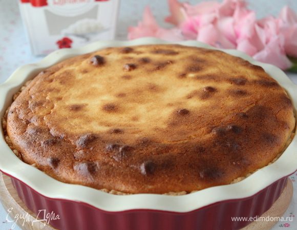 Достаем готовый пирог из духовки.Из духовки он будет  высоким, затем немного осядет. Остужаем. 