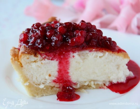 Подаем пирог, полив ягодным соусом. Сам пирог поливать соусом не надо, так как начинка быстро впитывает в себя ягодный сироп. 