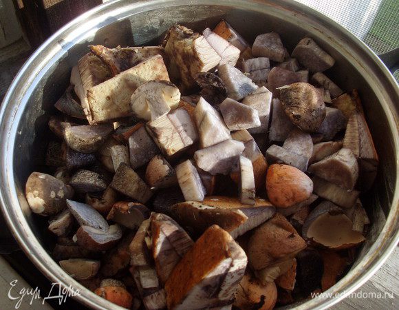 Режем не слишком мелкими кусочками, маленькие грибы оставляем целыми или разрезаем вдоль (для красоты).