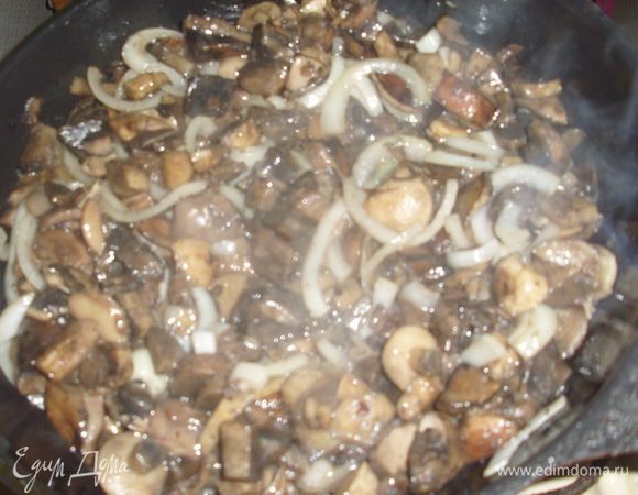 Обжариваем грибы на разогретом масле, если влаги много, ждем, когда она выпарится. Когда грибочки стали обжариваться, добавить к ним нарезанный полукольцами лук (по желанию). Посолить по вкусу.