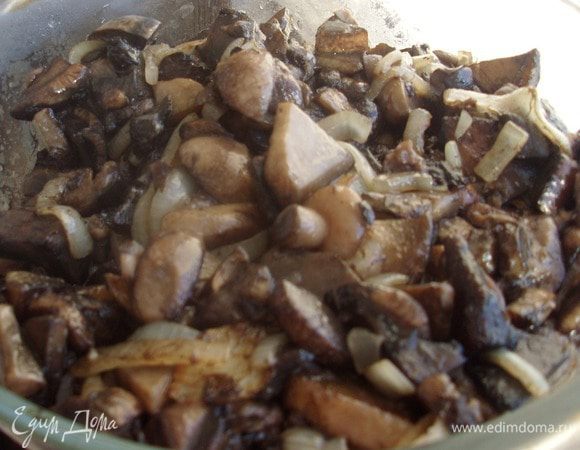 Когда лук готов - они готовы. Остужаем и замораживаем в пакетах - всего получается 800 - 900 мл грибов, а если замораживать сырыми - 2 литра - разница существенная. 
