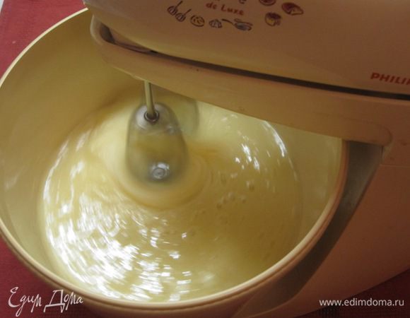 Миксером взбить яйца с сахаром.