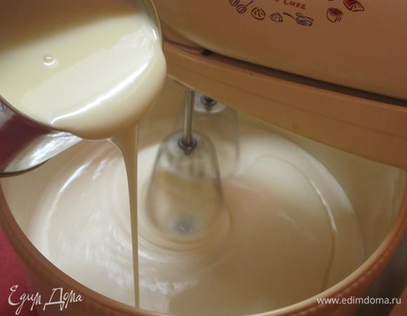 Добавить сгущеное молоко. Хорошо перемешать. Отставить в сторону - пригодится позже.