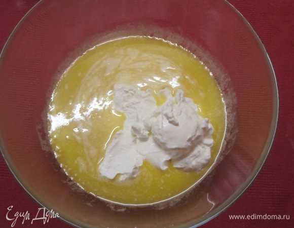 Растопить сливочное масло, добавить сметану.