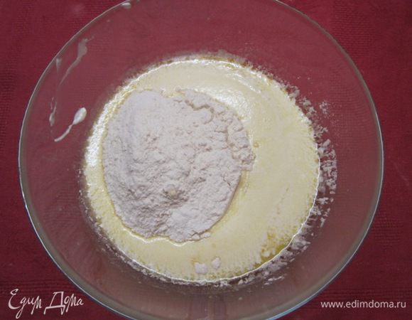 Всыпать муку с разрыхлителем.