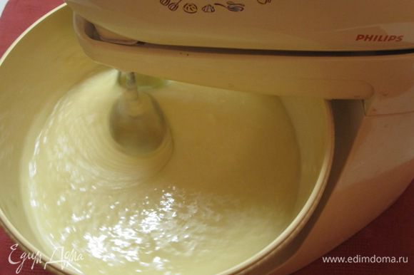 Тесто по частям добавлять в чашу миксера с взбитыми яйцами со сгущеным молоком.