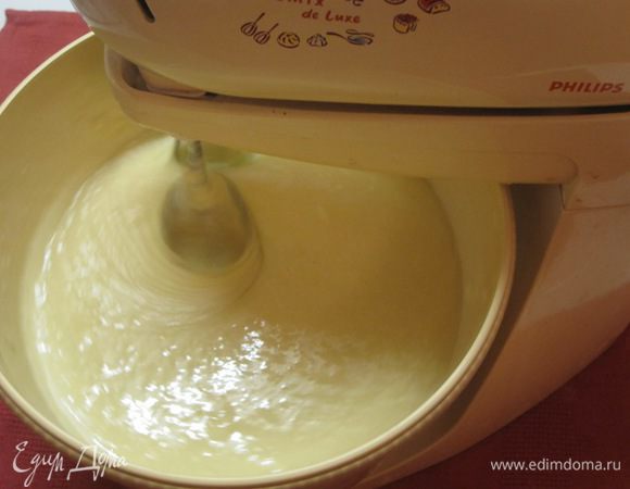 Тесто по частям добавлять в чашу миксера с взбитыми яйцами со сгущеным молоком.