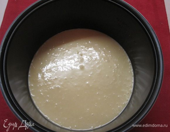 Вылить полученное тесто в чашу мультиварки.