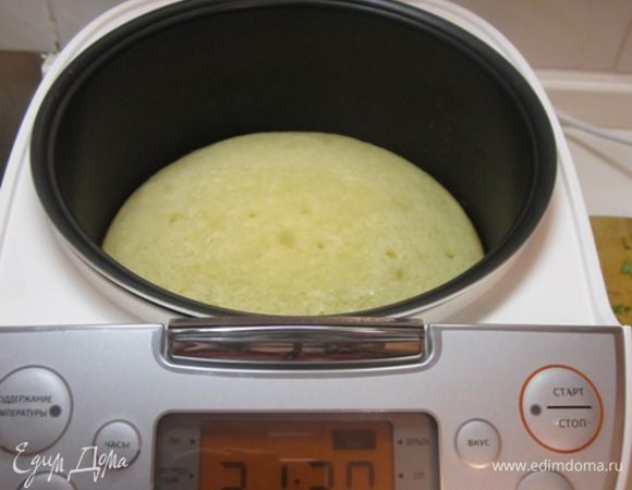 Так как в бисквите много сдобы: сливочное масло, сметана, сгущеное молоко, я дополнительно выпекала еще 10 минут.