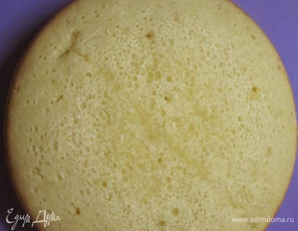 Выложить испеченный бисквит из чаши мультиварки и оставить, чтобы он остыл.