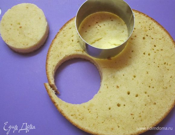Разрезать на 2 коржа. Из каждого коржа вырезать 4 кружка.