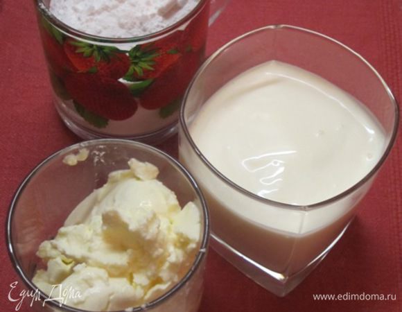 Для крема я взяла: сливки 33% жирности, маскарпоне и сахарную пудру.