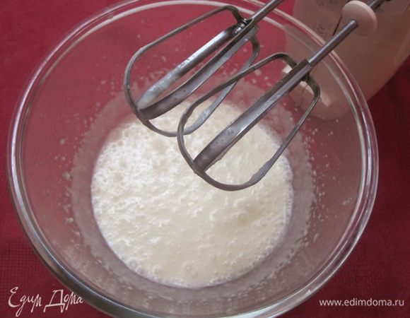 Взбить сливки, добавить сахарную пудру и маскарпоне. Охладить в холодильнике.