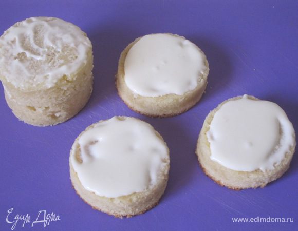 На половину кружков выложить крем. Накрыть оставшимися кружками.