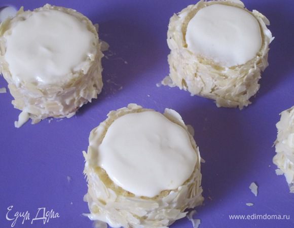 Верх смазать кремом.