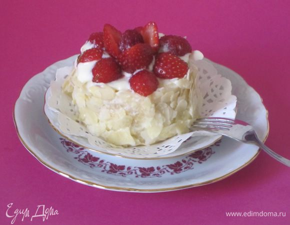 Украсить ягодами клубники и малины.