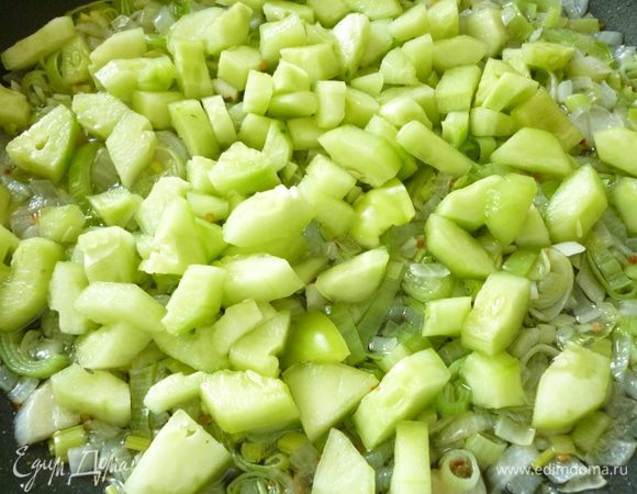 Баклажаны слегка обжарить на растительном масле,примерно 2-3 минуты. После этого они приобретут приятный аромат.Убрать их в отдельную посуду. В сковороду,где обжаривали баклажаны,выкладываем сначала репчатый лук,помешивая обжариваем на среднем огне 2-3 минуты, добавляем лук порей и еще обжариваем 1-2 минуты. Выкладываем огурцы, обжариваем еще минут пять,не забывая помешивать.