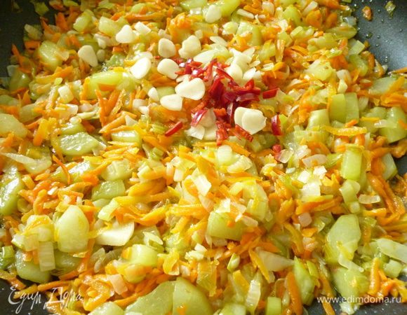 Выкладываем морковь, обжариваем еще около пяти минут,морковь должна немного обмякнуть.Затем добавляем чеснок,горький перец, щепотку сахара, перемешать и прогреть буквально одну минуту.