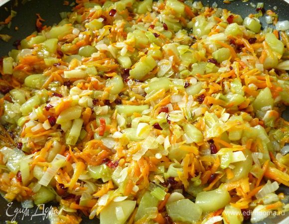 Добавить кориандр, зиру, барбарис, перемешать, прогреть минуту.