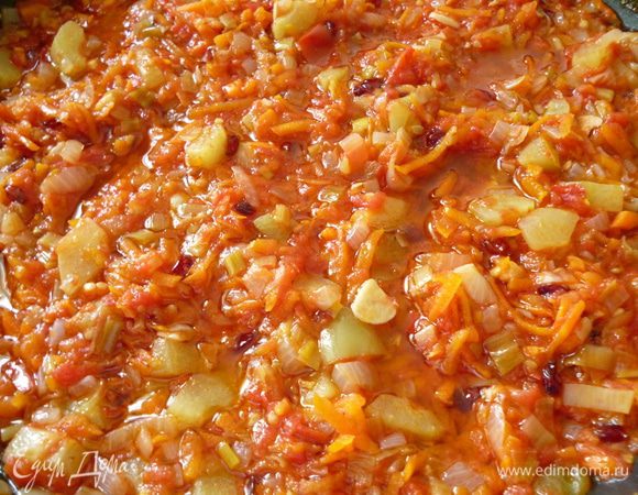 Добавить натертые томаты, перемешать и тушить на медленном огне 15 минут, посолить в конце тушения по вкусу.