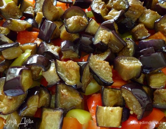 На дно формы для запекания выкладываем болгарский перец, затем баклажаны.