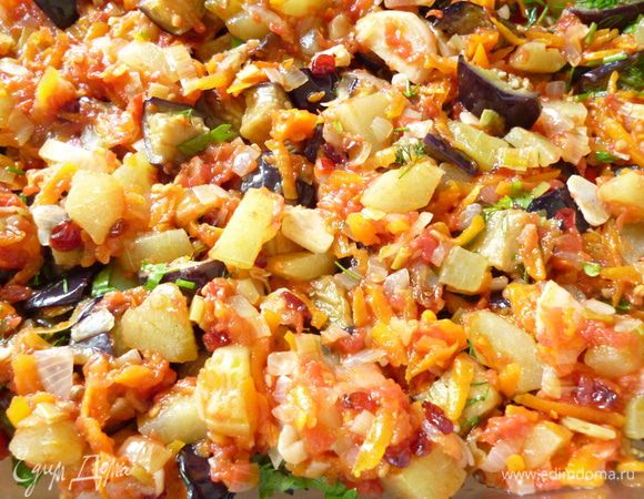 Выкладываем примерно третью часть приготовленной овощной томатной смеси.Стараемся, чтобы кусочки огурца попали именно в этот слой, слегка посыпаем зеленью, добавляем несколько маленьких кусочков лаврового листика.