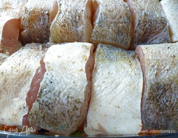 Выкладываем рыбу.